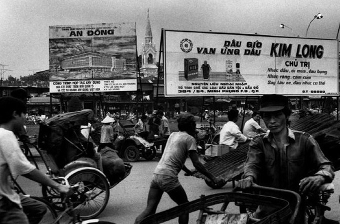 Trong hình là một góc đường Lê Quang Sung, gần bến xe Chợ Lớn. Phía xa là tháp chuông nhà thờ Cha Tam. Đây là một nhà thờ cổ nổi tiếng của khu vực Chợ Lớn.