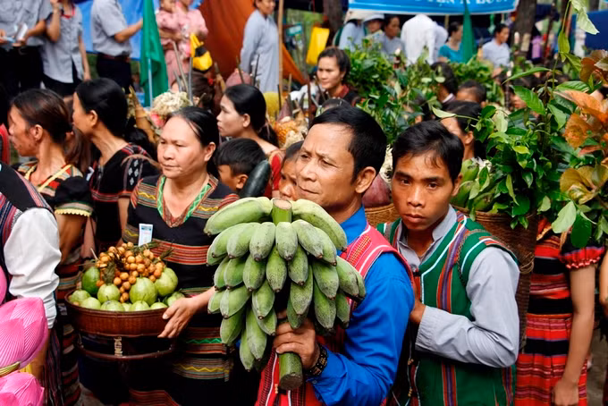 Vượt hơn 70 km, nhiều người dân ở huyện miền núi A Lưới trong trang phục truyền thống cũng về tham gia. Họ mang theo lễ vật dâng lên là hoa quả cây nhà lá vườn trồng được.