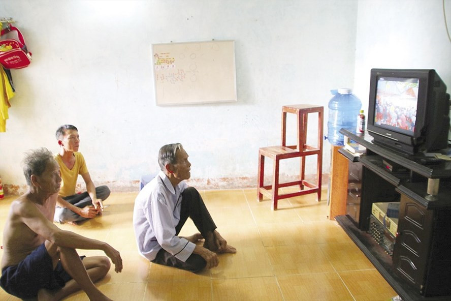 Từ ngày có nguồn điện mới, người dân không còn sống trong cảnh phải dùng điện chập chờn như xưa. Ảnh: Đ.PHÙNG Từ ngày có nguồn điện mới, người dân không còn sống trong cảnh phải dùng điện chập chờn như xưa. Ảnh: Đ.PHÙNG