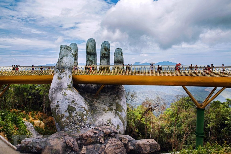  Du khách đi bộ trên cầu như đi trên dải lụa được nâng giữ bởi đôi tay của thần núi. 