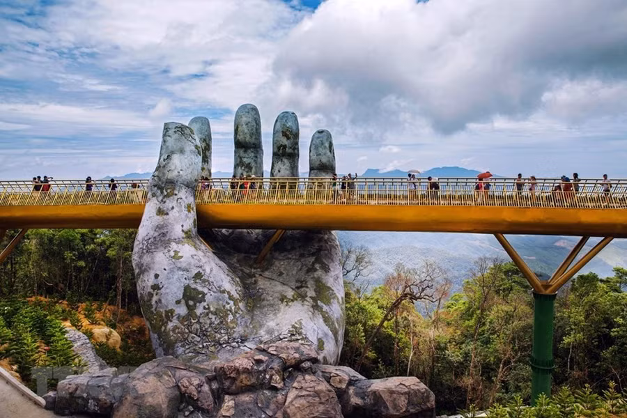 Du khách đi bộ trên cầu như đi trên dải lụa được nâng giữ bởi đôi tay của thần núi. 