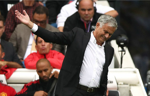  Sự thất vọng của HLV Mourinho trước màn trình diễn của Man Utd. Ảnh: Empics Sport.