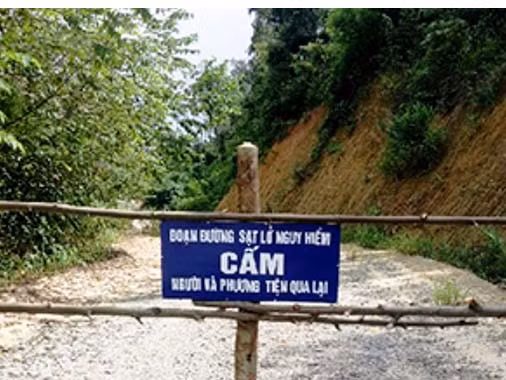 Rào chắn và biển cảnh báo nguy hiểm trên tuyến Tỉnh lộ 675A. Ảnh: Hoài Trần