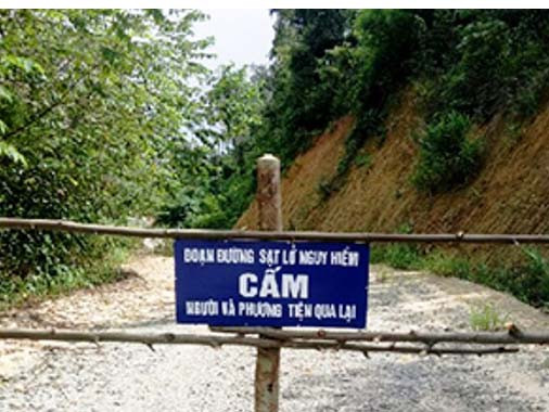 Rào chắn và biển cảnh báo nguy hiểm trên tuyến Tỉnh lộ 675A. Ảnh: Hoài Trần
