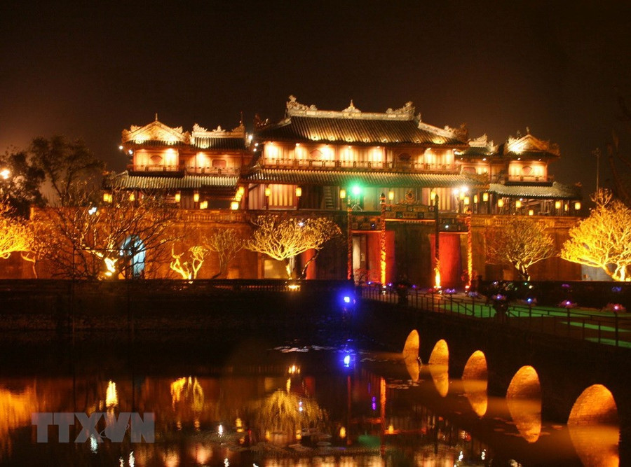  Cùng với thắp sáng Kỳ đài Huế, Đại Nội Huế cũng được chiếu sáng, đẹp rực rỡ vào ban đêm. 
