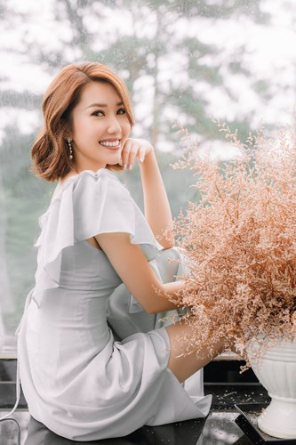 Trong bộ ảnh mới vừa được chia sẻ, Thúy Ngân khoác lên mình những bộ cánh giản dị nhưng vẫn toát lên vẻ thanh lịch, phóng khoáng và nền nã. Trong bộ ảnh mới vừa được chia sẻ, Thúy Ngân khoác lên mình những bộ cánh giản dị nhưng vẫn toát lên vẻ thanh lịch, phóng khoáng và nền nã.