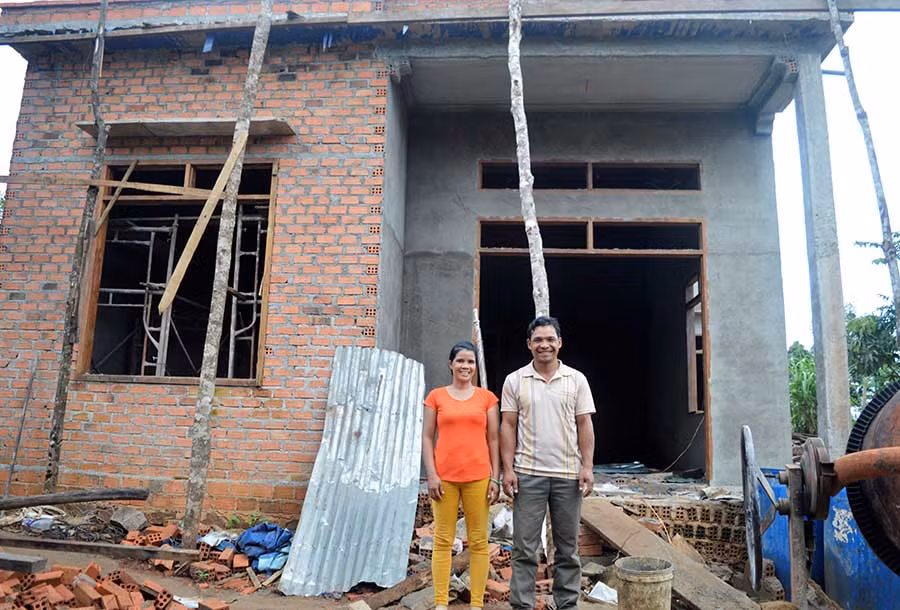  Gia đình anh Nhem sau nhiều năm nỗ lực đã thoát nghèo và đang xây căn nhà trị giá hơn nửa tỷ đồng. Ảnh: Đ.Y