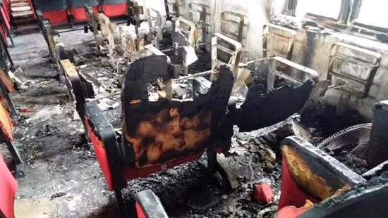 Hàng chục ghế ngồi đã bị lửa thiêu rụi