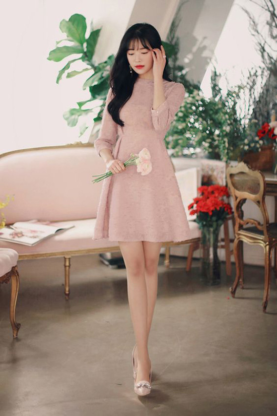 Váy màu thanh nhã kết hợp cùng kiểu dáng ngắn qua gối phù hợp với các bạn gái thân hình mảnh dẻ.
