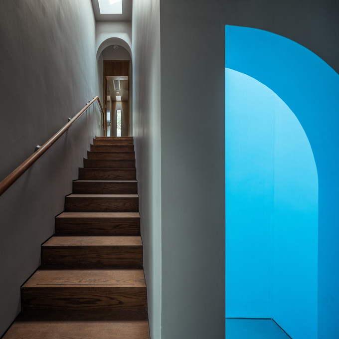 Ô màu xanh chính là giếng trời nằm giữa cầu thang bộ và thang máy tạo thêm điểm nhấn về màu sắc. Khu vực màu xanh cũng chính là trung tâm của căn nhà. Ô màu xanh chính là giếng trời nằm giữa cầu thang bộ và thang máy tạo thêm điểm nhấn về màu sắc. Khu vực màu xanh cũng chính là trung tâm của căn nhà.