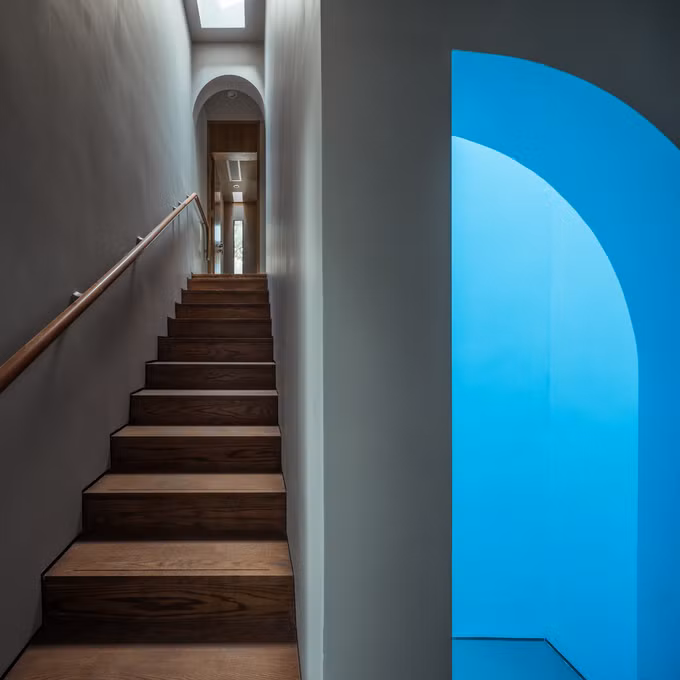 Ô màu xanh chính là giếng trời nằm giữa cầu thang bộ và thang máy tạo thêm điểm nhấn về màu sắc. Khu vực màu xanh cũng chính là trung tâm của căn nhà. Ô màu xanh chính là giếng trời nằm giữa cầu thang bộ và thang máy tạo thêm điểm nhấn về màu sắc. Khu vực màu xanh cũng chính là trung tâm của căn nhà.