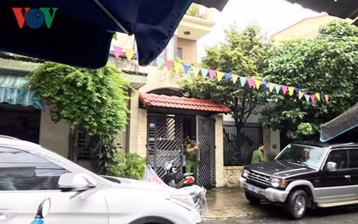  Theo đó, việc khám xét bắt đầu từ sáng, dự kiến diễn ra trong cả ngày. Theo một lãnh đạo, PC44 Công an Đà Nẵng là đơn vị tham gia hỗ trợ. C44 là đơn vị trực tiếp thực hiện việc khám xét. Trong ảnh: Công an khám nhà riêng ông Phan Ngọc Thạch (ảnh: PV/VOV miền Trung)