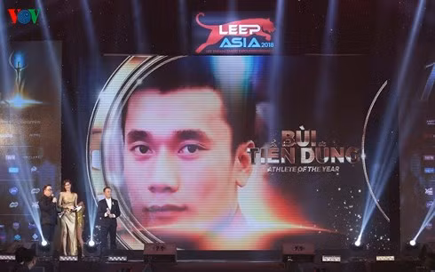 Thủ môn Bùi Tiến Dũng được tôn vinh.