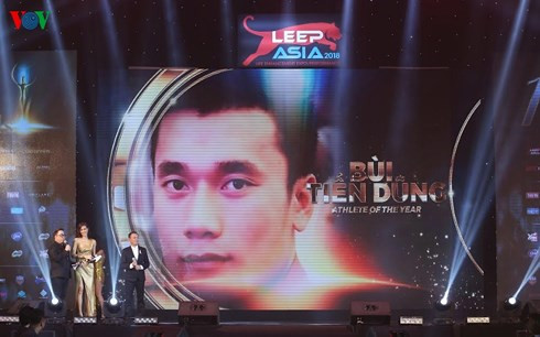 Thủ môn Bùi Tiến Dũng được tôn vinh. Thủ môn Bùi Tiến Dũng được tôn vinh.