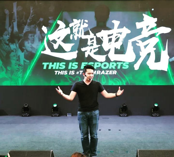 Min-Liang Tan luôn xuất hiện với hình ảnh giản dị quần jean, áo thun đen tại tất cả các sự kiện. Ảnh: Razer FB.  Min-Liang Tan luôn xuất hiện với hình ảnh giản dị quần jean, áo thun đen tại tất cả các sự kiện. Ảnh: Razer FB.