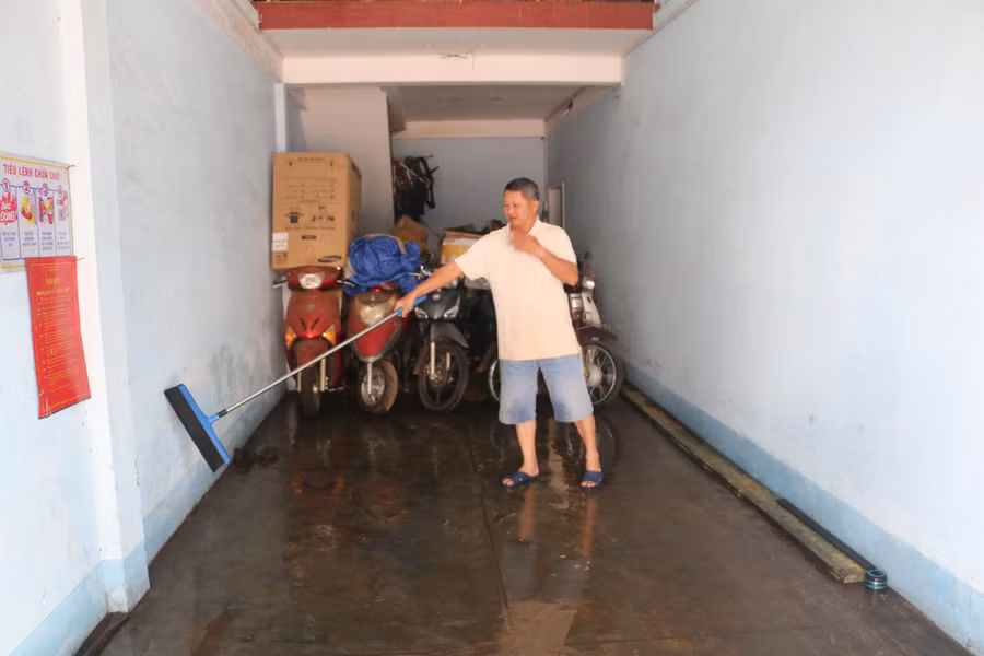  Nước ngập gây thiệt hại lớn cho hộ dân Nguyễn Phí Hiển (chủ quán thuốc tây Nga, trên đường Hoàng Văn Thụ, TP.Pleiku) . Ảnh: Q.T