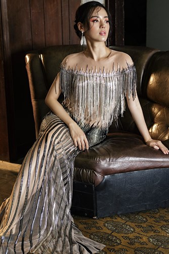 Diện những thiết kế đình đám Into The Dark, học trò Minh Tú ghi điểm với vẻ ngoài sang trọng, quý phái, thể hiện đúng tinh thần tự do, cuồng nhiệt của một cô gái hiện đại. Diện những thiết kế đình đám Into The Dark, học trò Minh Tú ghi điểm với vẻ ngoài sang trọng, quý phái, thể hiện đúng tinh thần tự do, cuồng nhiệt của một cô gái hiện đại.