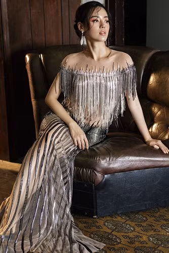 Diện những thiết kế đình đám Into The Dark, học trò Minh Tú ghi điểm với vẻ ngoài sang trọng, quý phái, thể hiện đúng tinh thần tự do, cuồng nhiệt của một cô gái hiện đại.