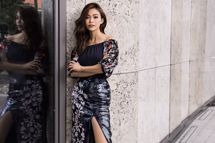 Xuất thân là Quán quân Vietnam Next Top Model và từng sải bước trên nhiều sàn diễn thời trang danh giá như New York Fashion Week, New York Couture Fashion Week, không bất ngờ khi hình thể cũng như thần thái chụp ảnh của Mâu Thuỷ luôn đạt đẳng cấp của người mẫu. 