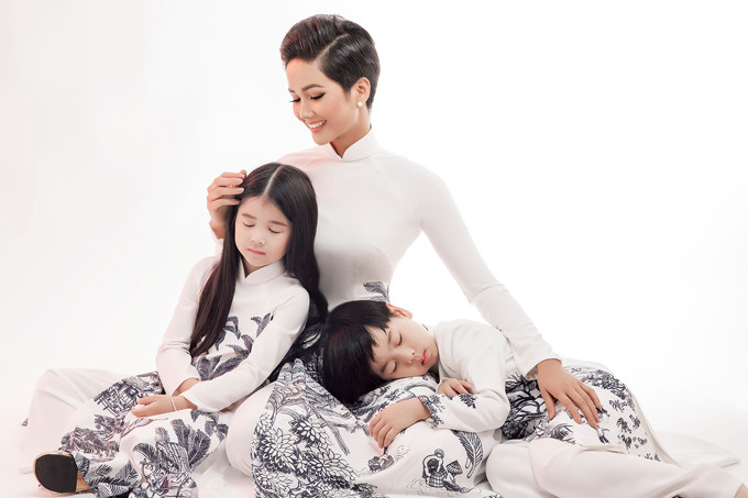  'Quê nhà tôi' là bộ sưu tập áo dài trẻ em mà nhà thiết kế Thuận Việt dành riêng cho chương trình 'Angel’s Wish 2'.