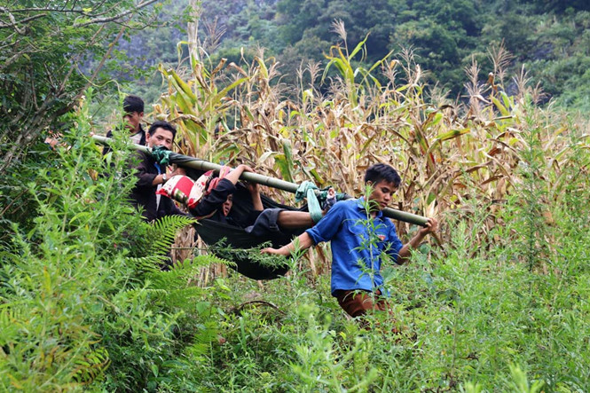 Khênh người ốm xuống núi cấp cứu