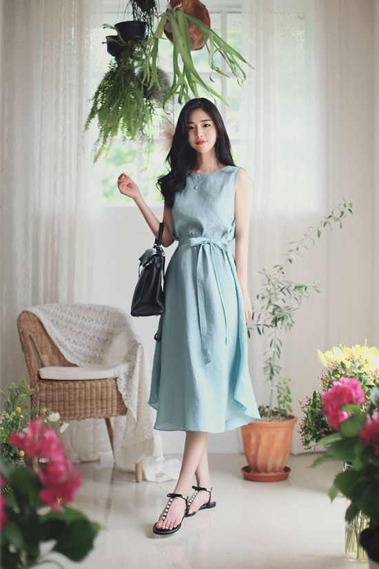 Xanh baby là gam màu làm bật làn da trằng sáng. Vì thế phái đẹp có thể sử dụng các mẫu váy có kiểu dáng thanh nhã để khoe ưu điểm của mình.