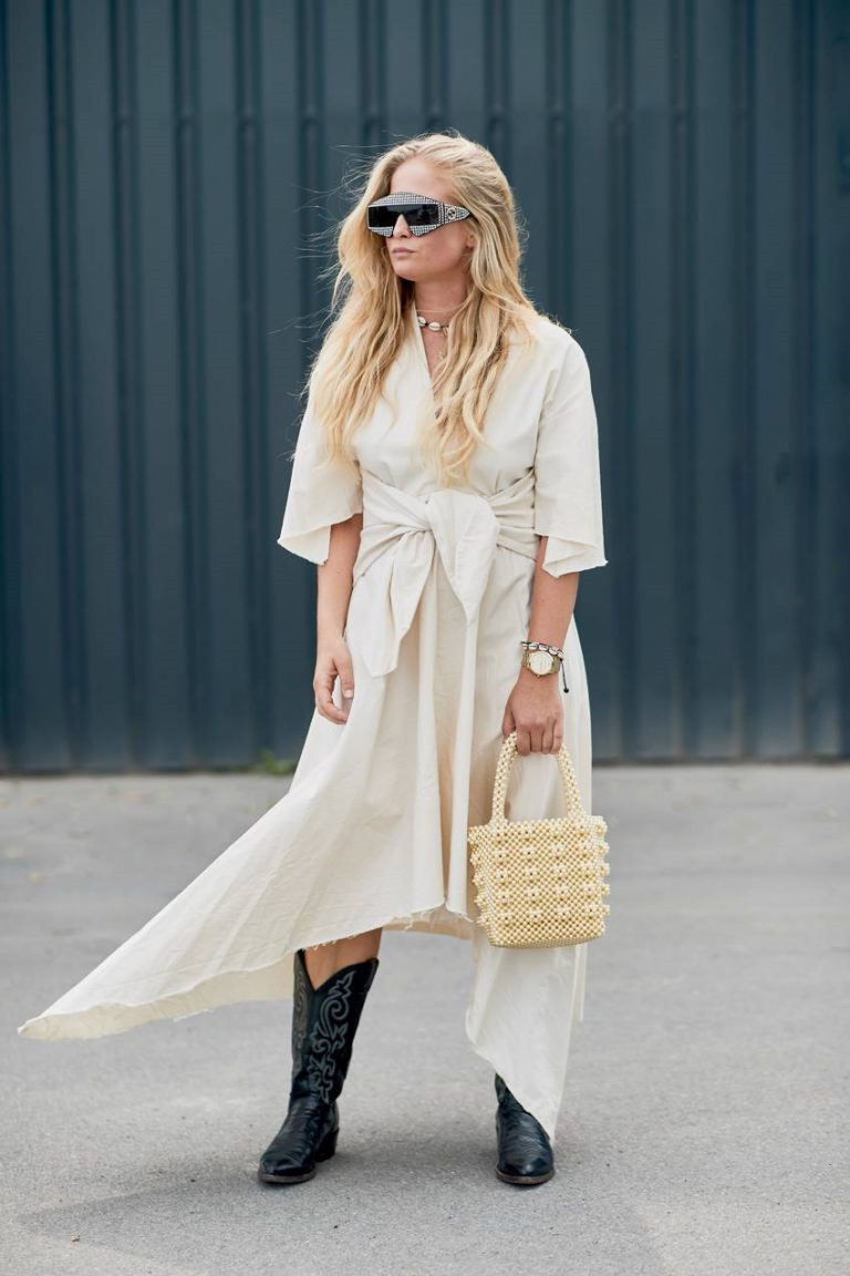  Không chỉ trang phục chất liệu denim, những kiểu váy linen hay suit nam tính cũng phù hợp với mẫu boots cao bồi thêu hoa văn. 