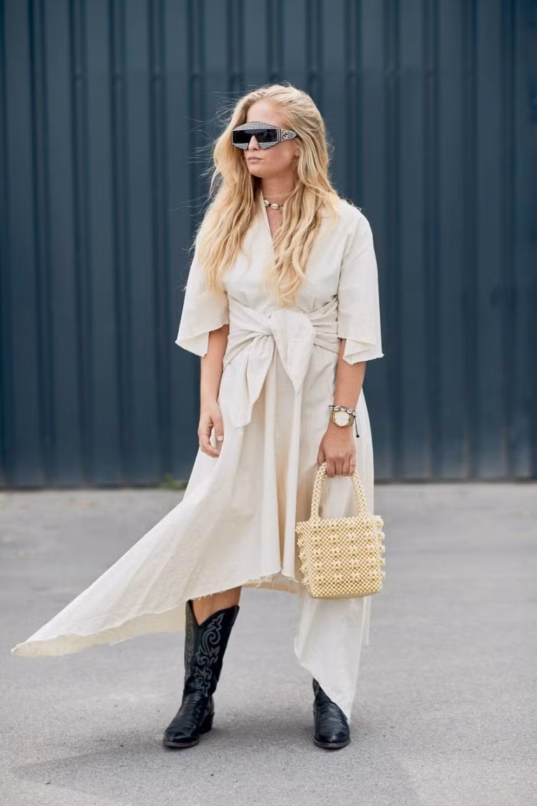  Không chỉ trang phục chất liệu denim, những kiểu váy linen hay suit nam tính cũng phù hợp với mẫu boots cao bồi thêu hoa văn. 