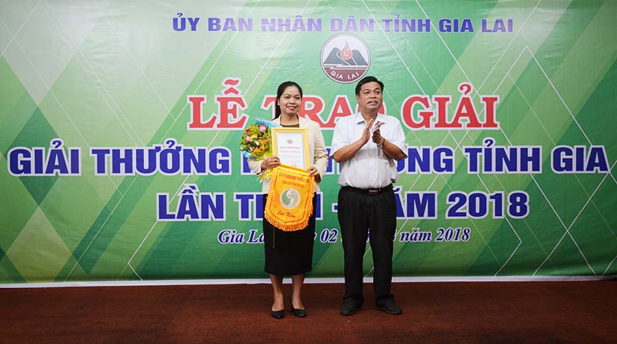 Phó Chủ tịch UBND tỉnh trao giải A cho Hội Liên hiệp Phụ nữ tỉnh. Ảnh: Vĩnh Hoàng Phó Chủ tịch UBND tỉnh trao giải A cho Hội Liên hiệp Phụ nữ tỉnh. Ảnh: Vĩnh Hoàng