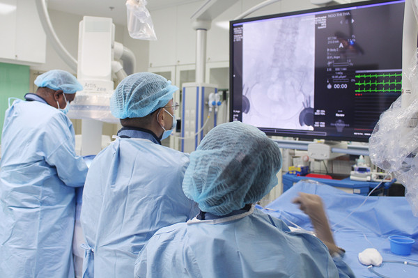 Bác sĩ can thiệp mạch máu cho bệnh nhân. Ảnh: M.T Bác sĩ can thiệp mạch máu cho bệnh nhân. Ảnh: M.T