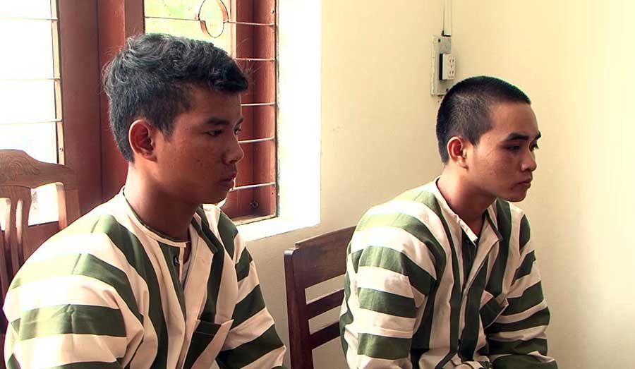  Đối tượng Rơ Ô Thưa và Rơ Chăm Phiết tại Cơ quan Điều tra. Ảnh: L.A