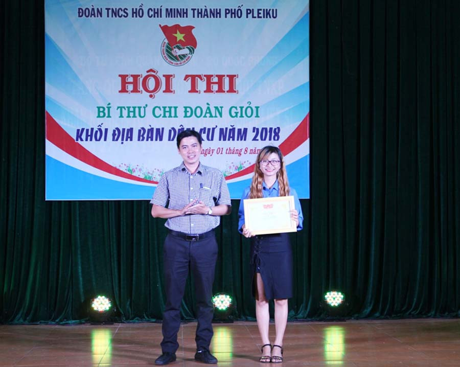 Giải nhất thuộc về thí sinh Siu Hà-Bí thư Chi đoàn tổ dân phố 8, phường Hoa Lư. Ảnh: P.L  Giải nhất thuộc về thí sinh Siu Hà-Bí thư Chi đoàn tổ dân phố 8, phường Hoa Lư. Ảnh: P.L