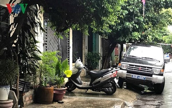 Sáng 9/8, Cơ quan Cảnh sát Điều tra - Bộ Công an phối hợp với Cơ quan Cảnh sát điều tra Công an thành phố Đà Nẵng thực hiện lệnh khởi tố bị can và khám xét nhà riêng, nơi ở của 4 nguyên cán bộ doanh nghiệp thành phố Đà Nẵng liên quan đến sai phạm của Phan Văn Anh Vũ (tức Vũ “nhôm”). Trong ảnh: Công an khám nhà riêng ông Phan Ngọc Thạch (ảnh: PV/VOV miền Trung)