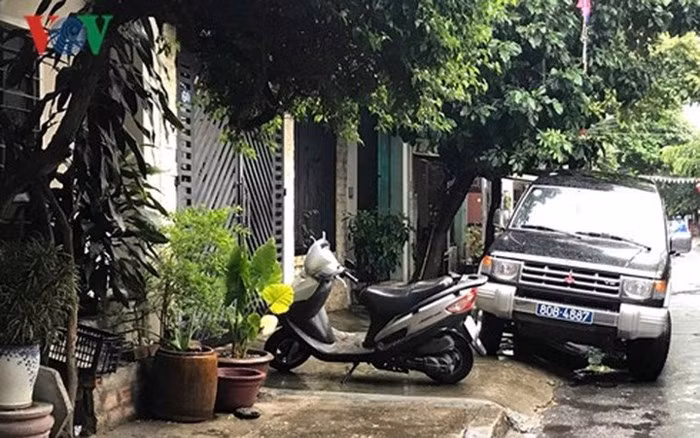 Sáng 9/8, Cơ quan Cảnh sát Điều tra - Bộ Công an phối hợp với Cơ quan Cảnh sát điều tra Công an thành phố Đà Nẵng thực hiện lệnh khởi tố bị can và khám xét nhà riêng, nơi ở của 4 nguyên cán bộ doanh nghiệp thành phố Đà Nẵng liên quan đến sai phạm của Phan Văn Anh Vũ (tức Vũ “nhôm”). Trong ảnh: Công an khám nhà riêng ông Phan Ngọc Thạch (ảnh: PV/VOV miền Trung)