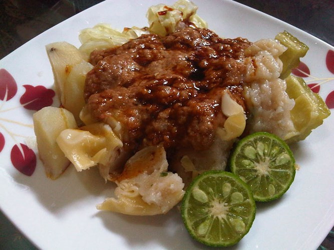 Siomay: Là món bánh bao nhân cá truyền thống, ăn cùng khoai tây hấp, bắp cải, trứng, khổ qua và sốt đậu nóng. Đây là một trong những món ăn đường phố bạn không nên bỏ lỡ khi ghé thăm đất nước này. Ảnh: SteemKR