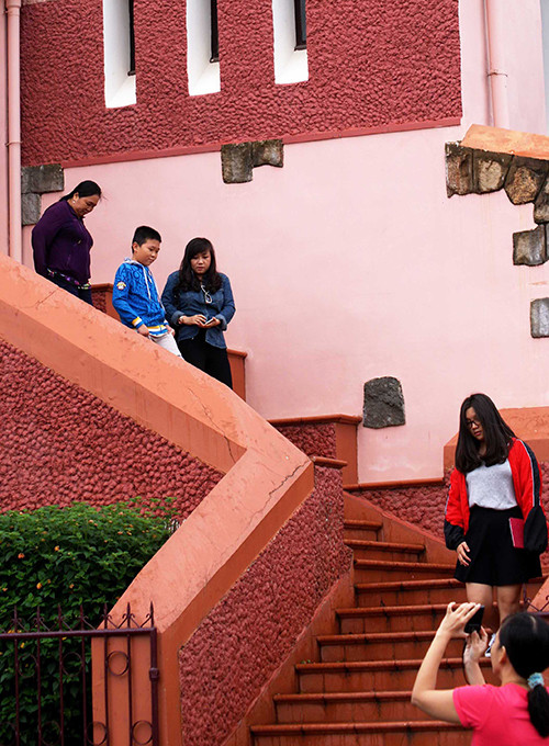 Trên khuôn viên rộng lớn được bao quanh bởi những hàng thông, nhà thờ Domaine de Marie được thiết kế theo một cụm kiến trúc liên hoàn bao gồm nhà nguyện và hai dãy nhà tu viện của nữ tử Bác Ái Vinh Sơn. Từ khi hoàn thành đến nay, nhà thờ chỉ dùng vôi màu hồng đậm để quét tường, sáng rực lên khi có ánh mặt trời chiếu vào. Đây cũng là đặc điểm nhận dạng thu hút đông du khách ghé thăm nơi này.