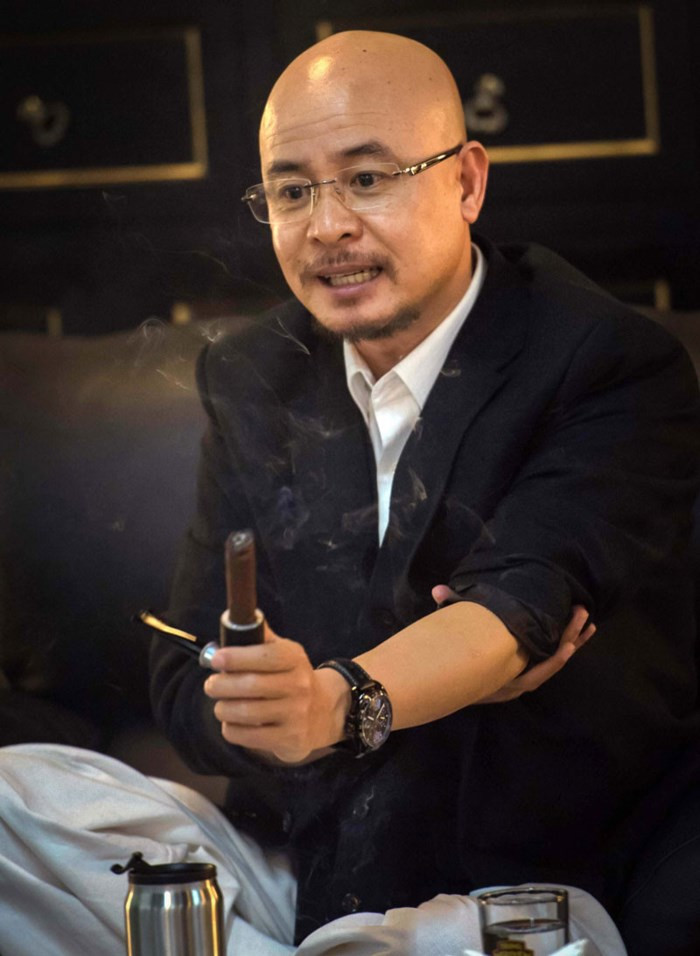 Đặng Lê Nguyên Vũ tuyệt đối tin tưởng mình là người được trời chọn để ủy thác thực hiện những nhiệm vụ mà người thường không thể thấy, không thể hiểu được