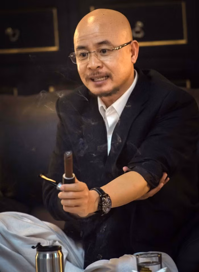 Đặng Lê Nguyên Vũ tuyệt đối tin tưởng mình là người được trời chọn để ủy thác thực hiện những nhiệm vụ mà người thường không thể thấy, không thể hiểu được