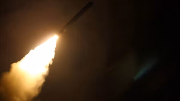 Tên lửa Tomahawk được bắn đi từ một tàu khu trục của Mỹ. Ảnh: Reuters