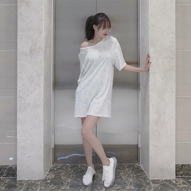  Dương Lan Ngọc diện áo phông dáng dài thành đầm liền, mix với sneakers trắng ton-sur-ton.