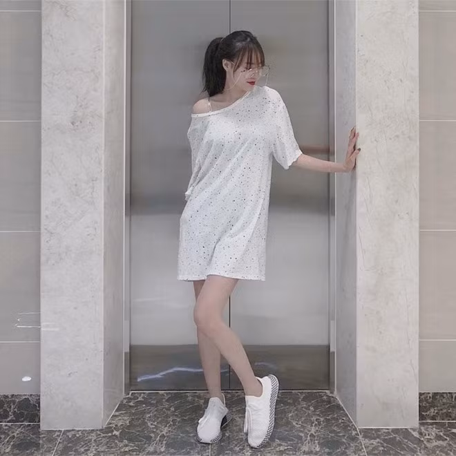  Dương Lan Ngọc diện áo phông dáng dài thành đầm liền, mix với sneakers trắng ton-sur-ton.