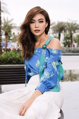 Bước chân vào showbiz được 5 năm, Mâu Thuỷ càng ngày càng chứng tỏ được phong độ nhan sắc thăng hoa từng ngày.