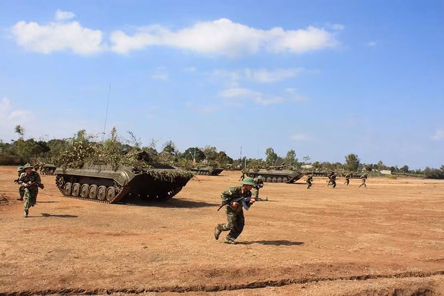 Cán bộ, chiến sĩ Sư đoàn 320 diễn tập sẵn sàng chiến đấu. Ảnh: V.H