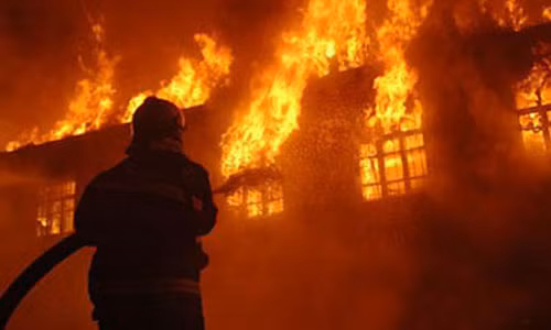  Lính cứu hỏa Cáp Nhĩ Tân đối phó với một đám cháy năm 2007. Ảnh: China.org.