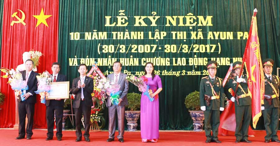  Thị xã Ayun Pa đón nhận Huân chương Lao động hạng nhất (tháng 3-2017). Ảnh: Đức Phương