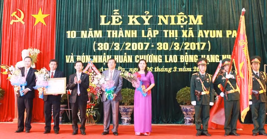  Thị xã Ayun Pa đón nhận Huân chương Lao động hạng nhất (tháng 3-2017). Ảnh: Đức Phương