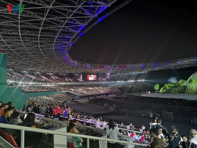  80 nghìn khán giả lấp kín 