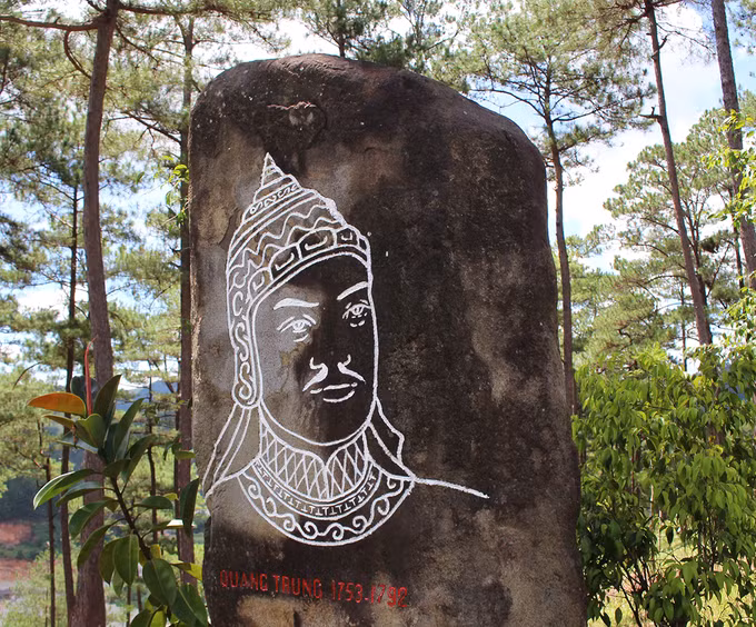 Giá tham quan là 30.000 đồng với người lớn, 15.000 đồng với trẻ em.