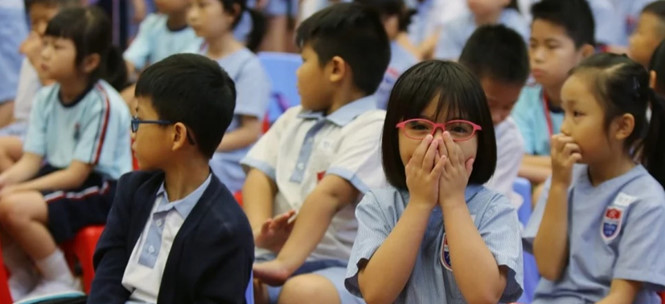 Học sinh tiểu học Hồng Kông thừa nhận chịu nhiều áp lực về việc học từ phía cha mẹ (Ảnh chụp màn hình South China Morning Post)