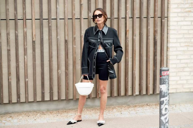 Khuyết điểm của kiểu quần đạp xe chính là các cô gái không thể diện cùng dép xỏ ngón. Cách mix&match này sẽ khiến set đồ trông luộm thuộm, mất đi vẻ tinh tế. 